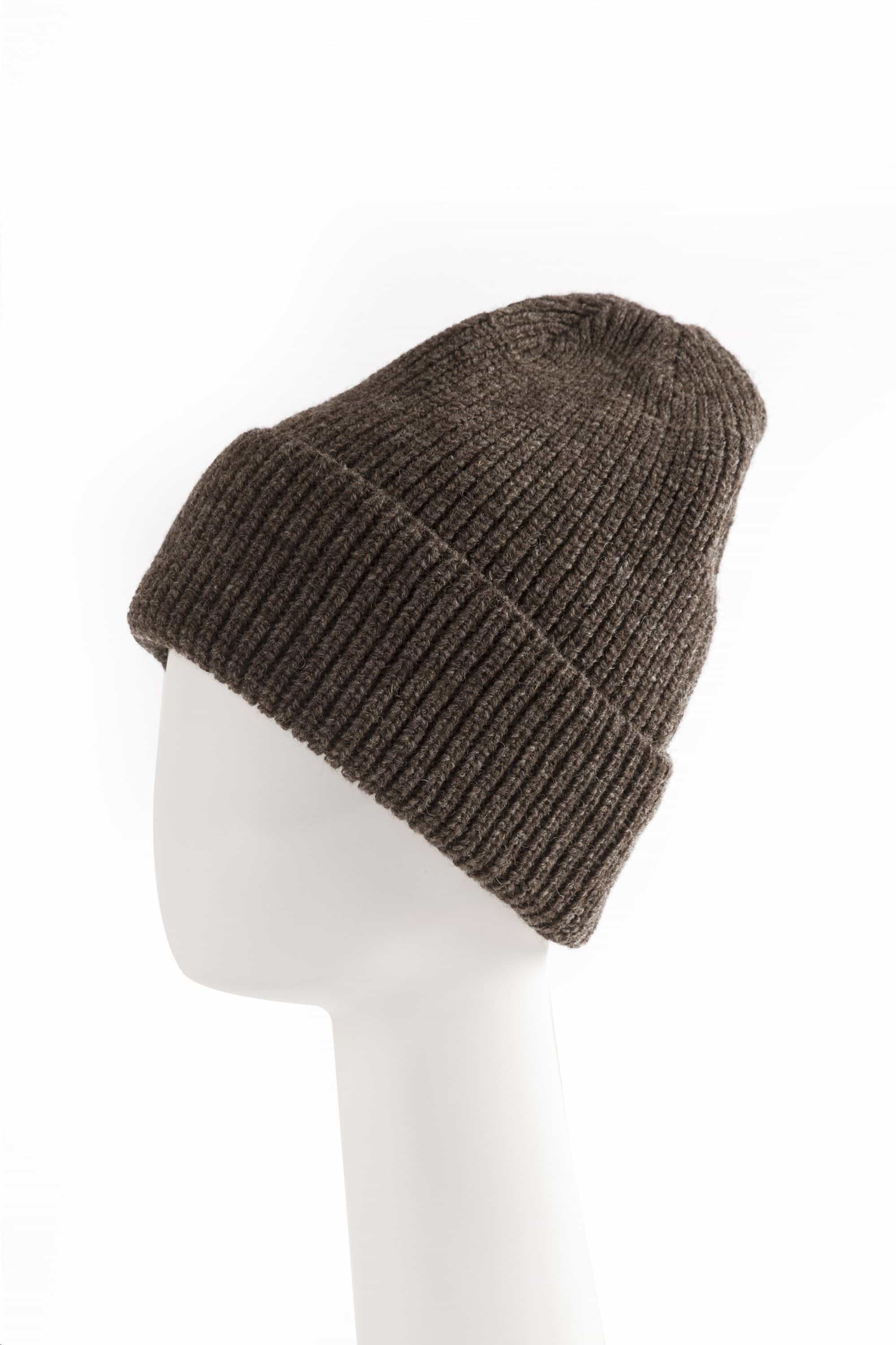 braune Finkhof Mütze aus bio Wolle (kbT) von der Seite auf einem Puppenkopf