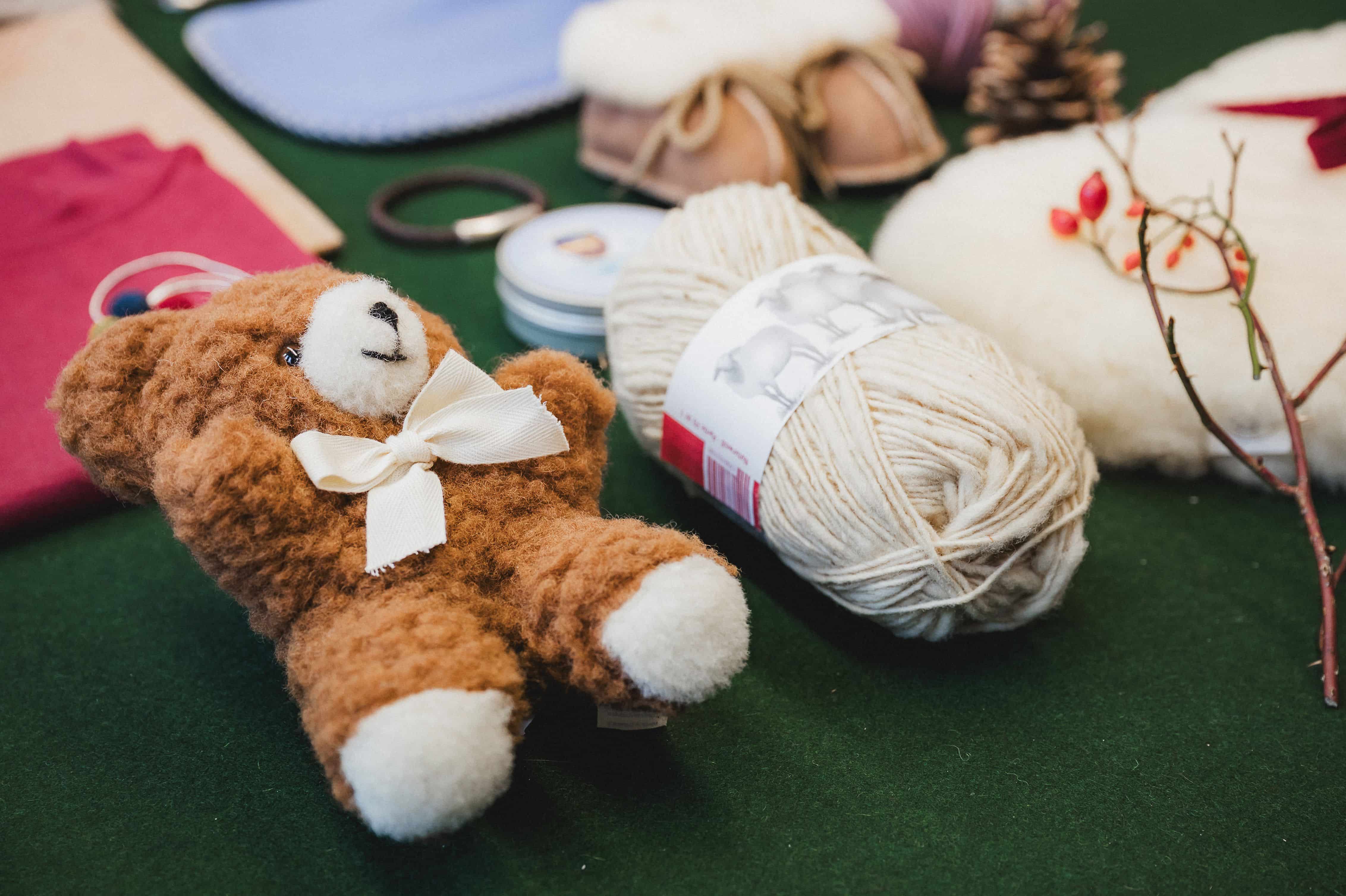 Der Finkhof auf dem Wolfegger Weihnachtsmarkt 2025 Teddybär aus Wolle und weitere Utensilien