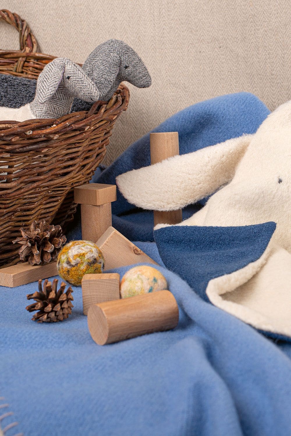 Beispielprojekt zum Buch ,,Winterfreuden" mit Bauklötzen, blauer Decke und Stoffschafen in Korb