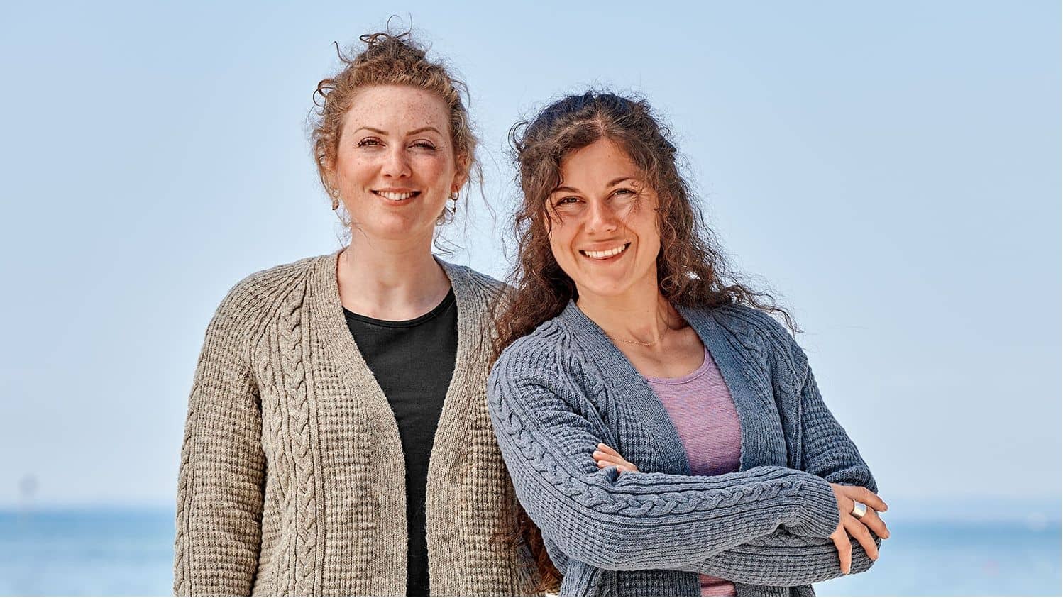 Frau mit hellbraunen und blauen Westen