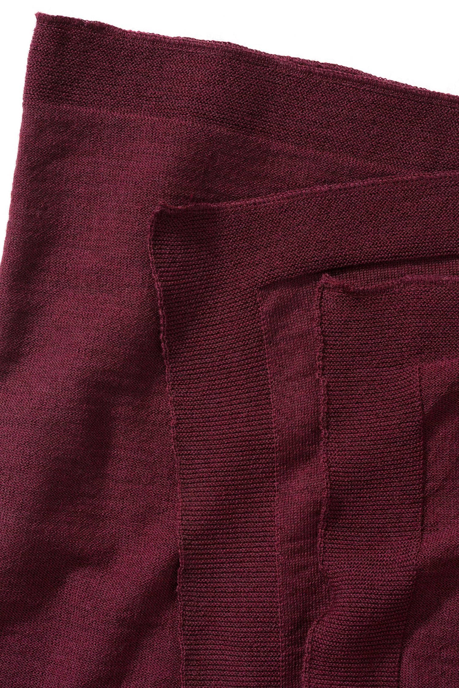 Detailaufnahme der Kanten des weinroten Merinoschals aus bio Wolle (kbT) vom Finkhof