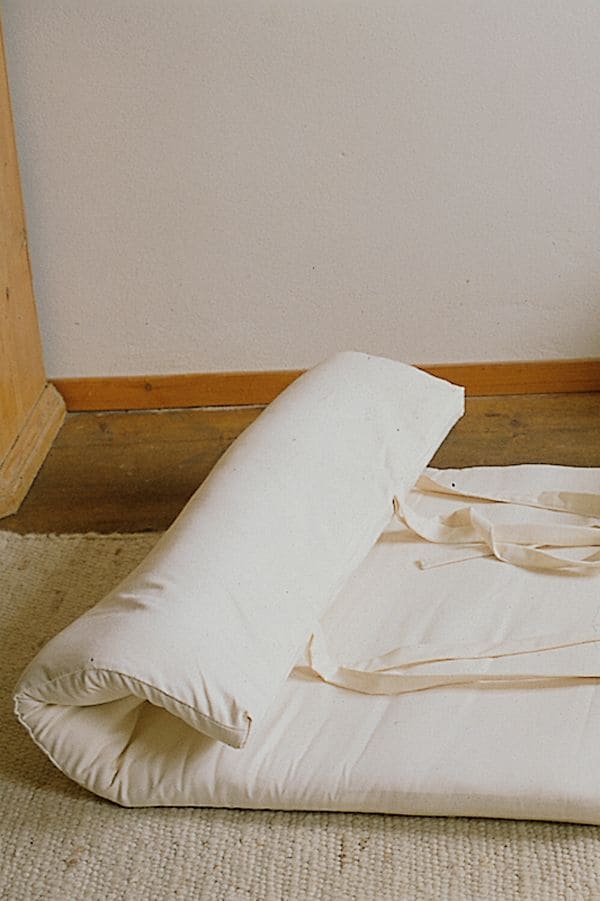 Besuchermatte, fest Besuchermatte vom Finkhof aus bio Wolle (kbT), bio Baumwolle (kbA) und Kokos auf grauem Teppichboden