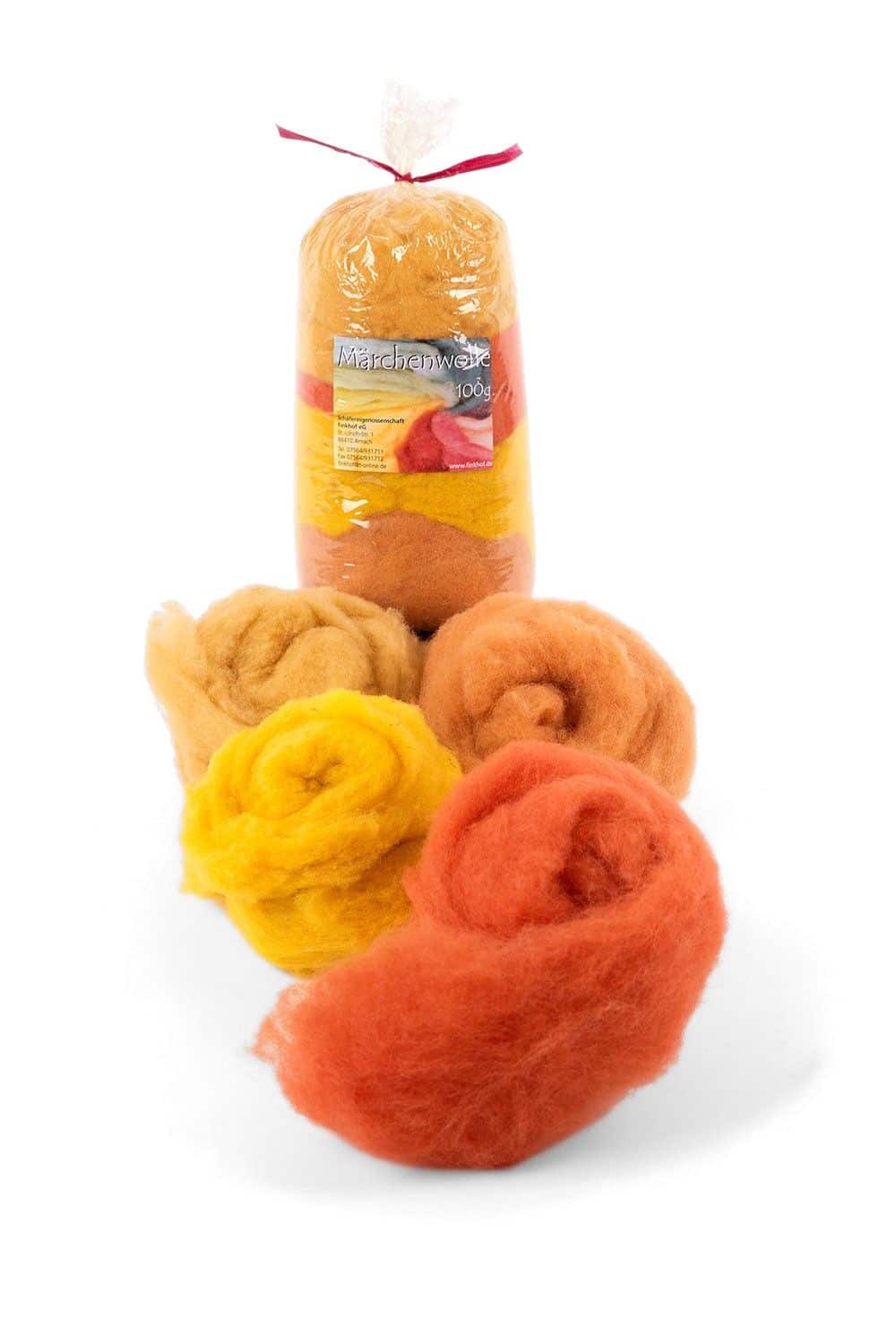 Finkhof Märchenwolle in gelb /orange aus bio Wolle (kbT) in 100g Packung mit Filzkugeln davor, frei