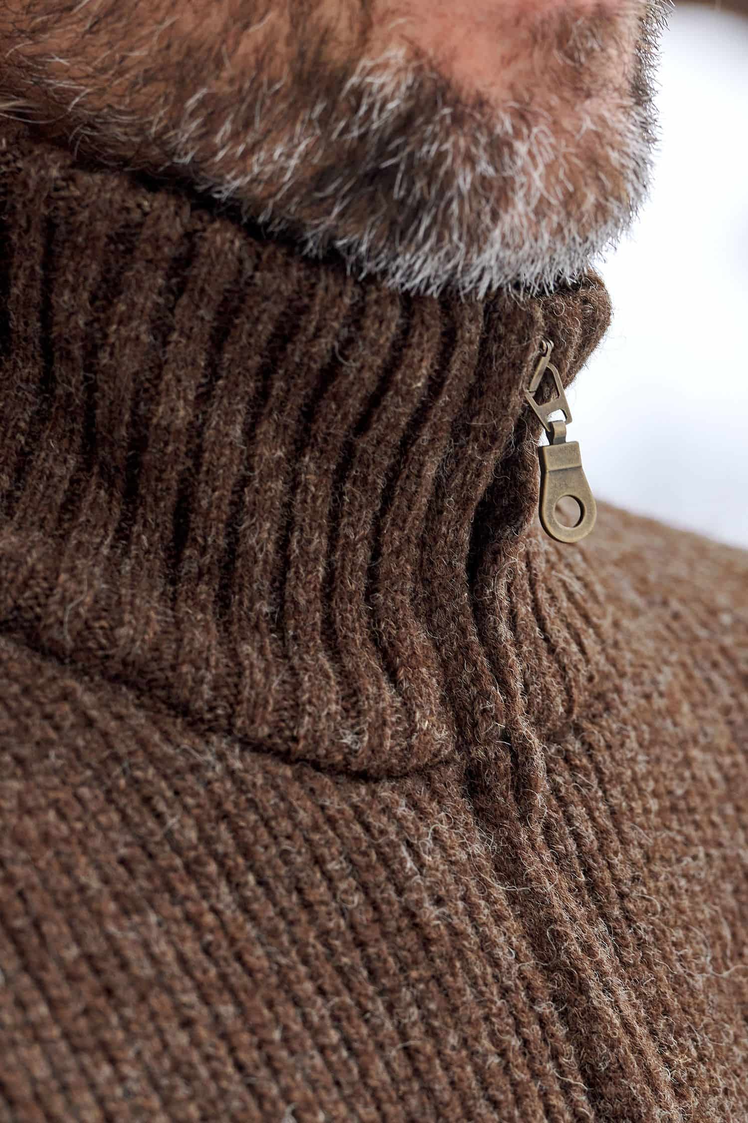 Detailaufnahme vom Kragen der braunen Finkhof Jacke aus bio Wolle (kbT)