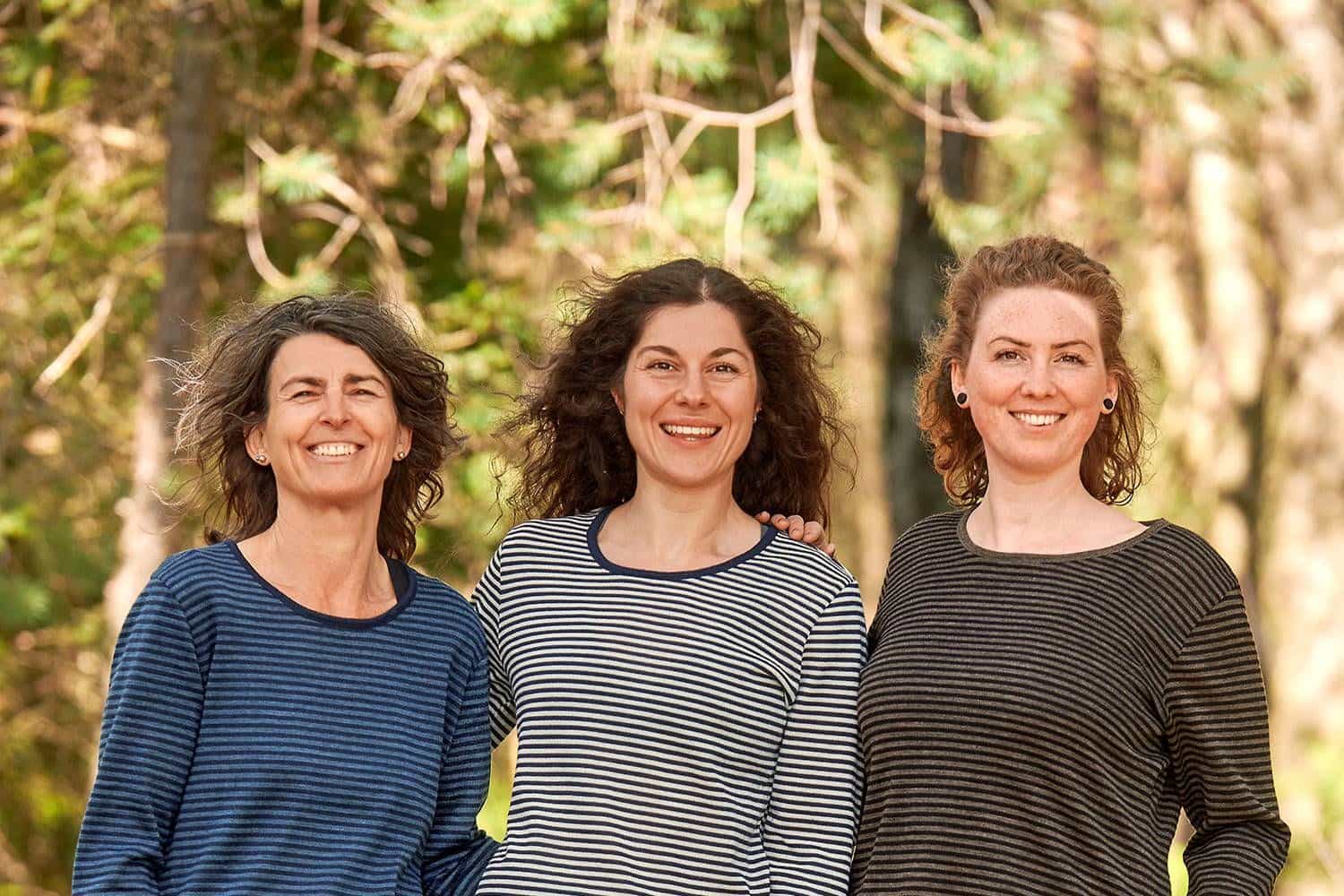 Kennen Sie das strengste Gütezeichen für Naturfasern? Drei Damen tragen verschiedenfarbige Bio Wollshirts (Ringelshirts)