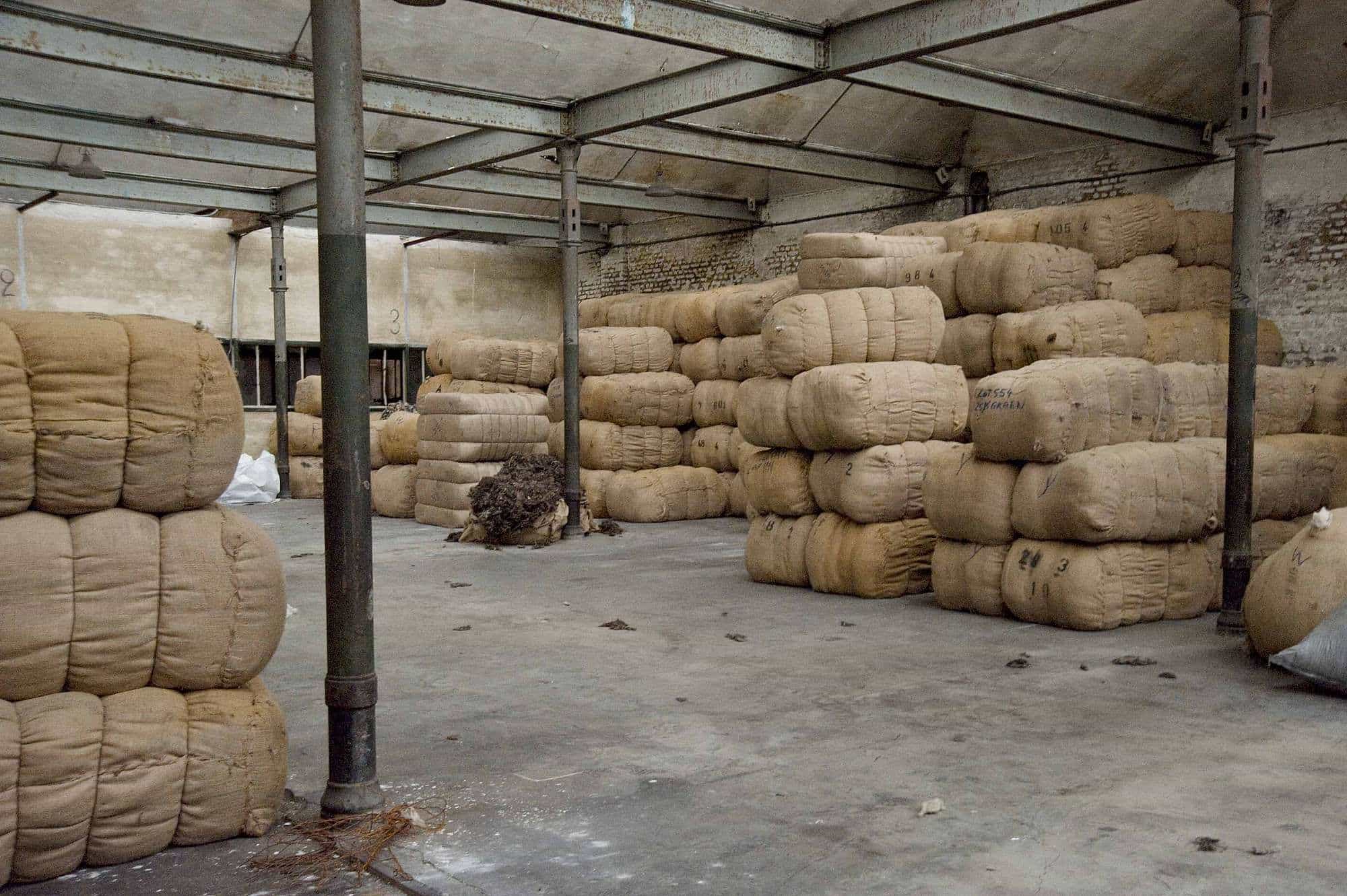 ueber-uns-unsere-wolle-wollballen-web Pressballen mit Finkhof Wolle werden gestapelt gelagert