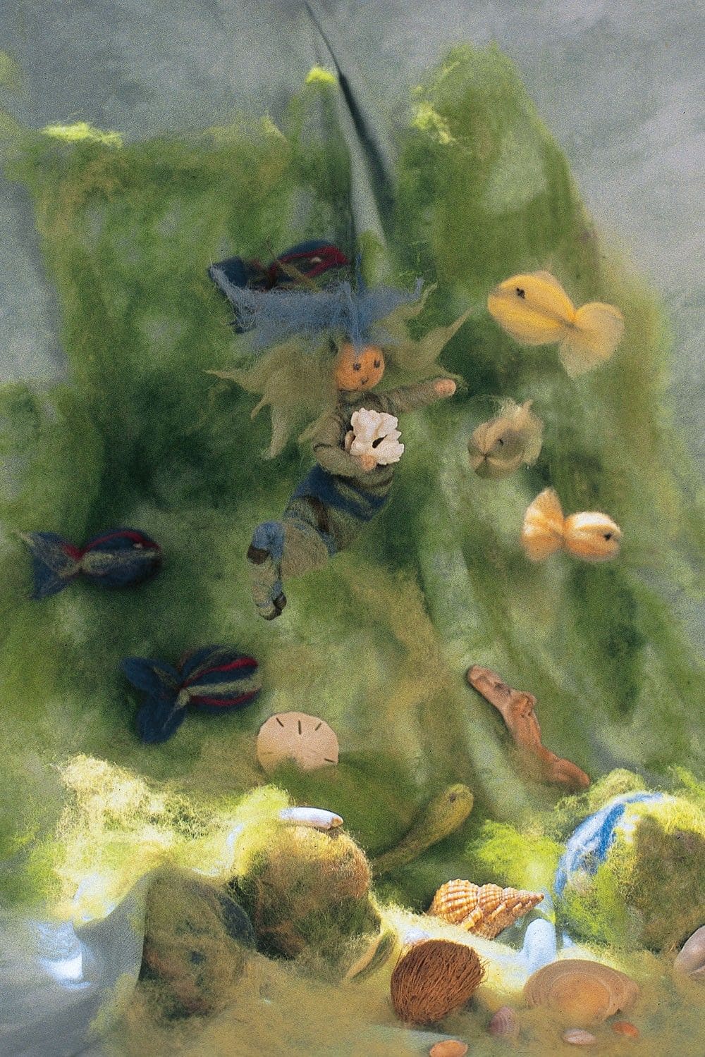 grüne Unterwasserwelt mit Nixe und Fischen als Projektbeispiel für grüne Finkhof Märchenwolle aus bio Merinowolle (kbT)