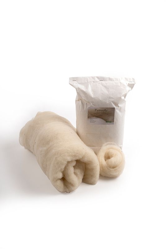 Finkhof Fettwolle aus reiner Schurwolle aus biologischer Tierhaltung aufgerollt vor weißer Verpackung, Freisteller