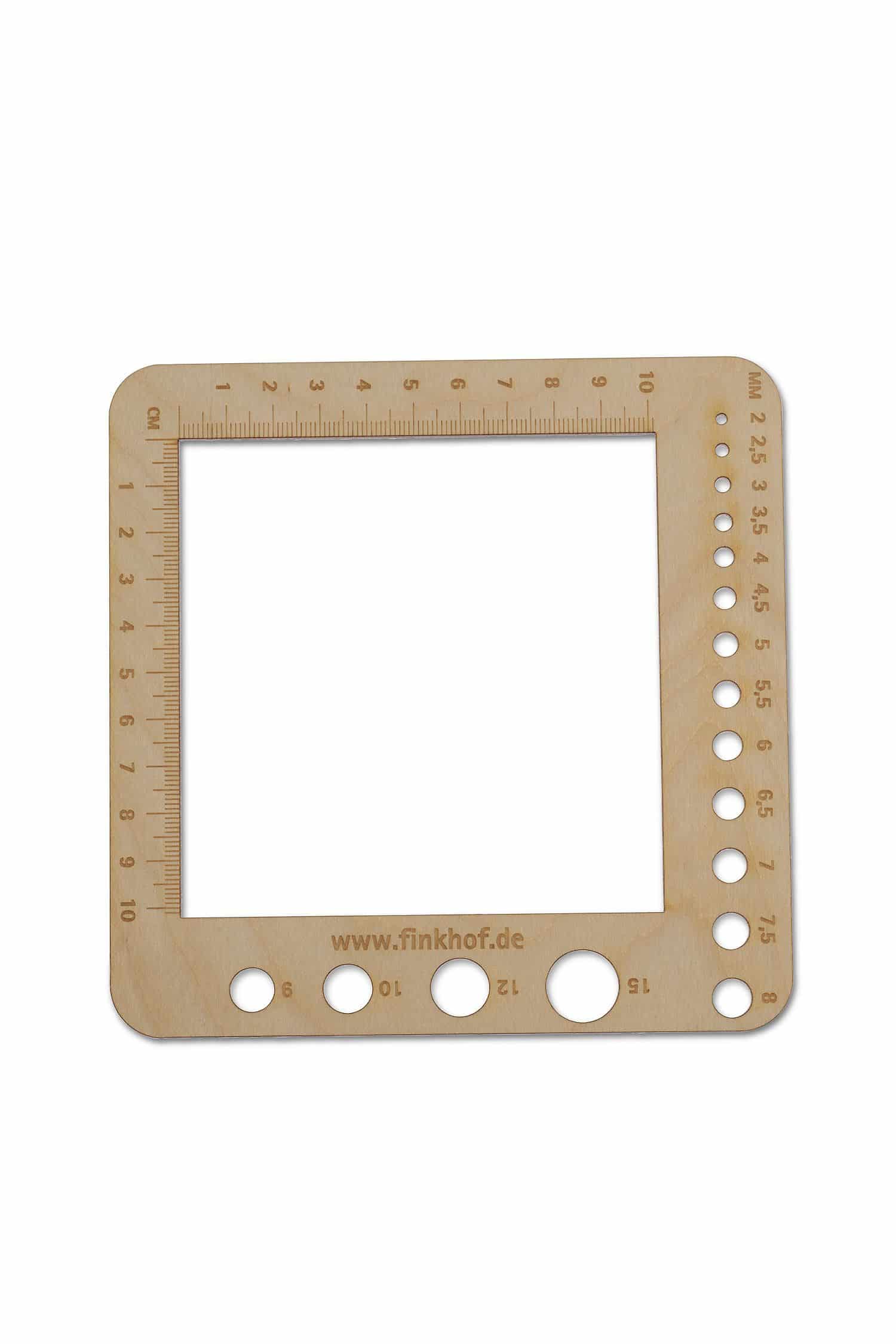 Strickschablone Strickschablone aus hellbraunem Birkenschichtholz vom Finkhof, Freisteller