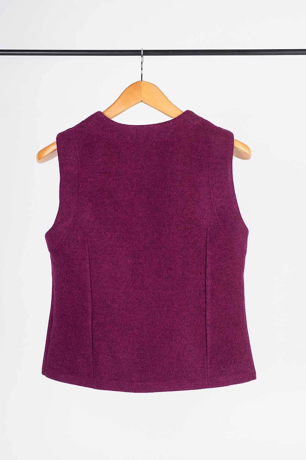 Rückansicht der pinken/ brombeerfarbenen Weste Marlene vom Finkhof auf einer Kleiderstange