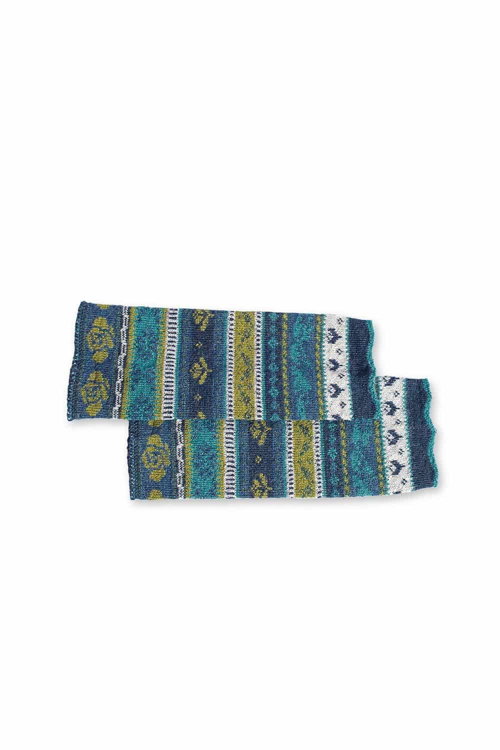 ein Paar blau grün gemusterte Armstulpen aus bio Wolle (kbT), Freisteller