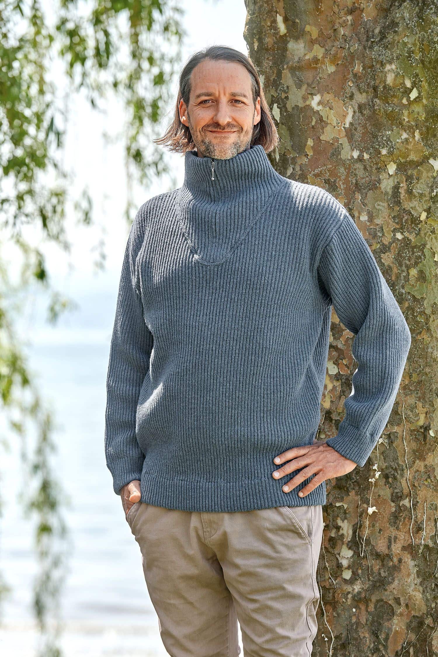 Mann trägt rauchblauen Finkhof Troyer aus bio Wolle (kbT)