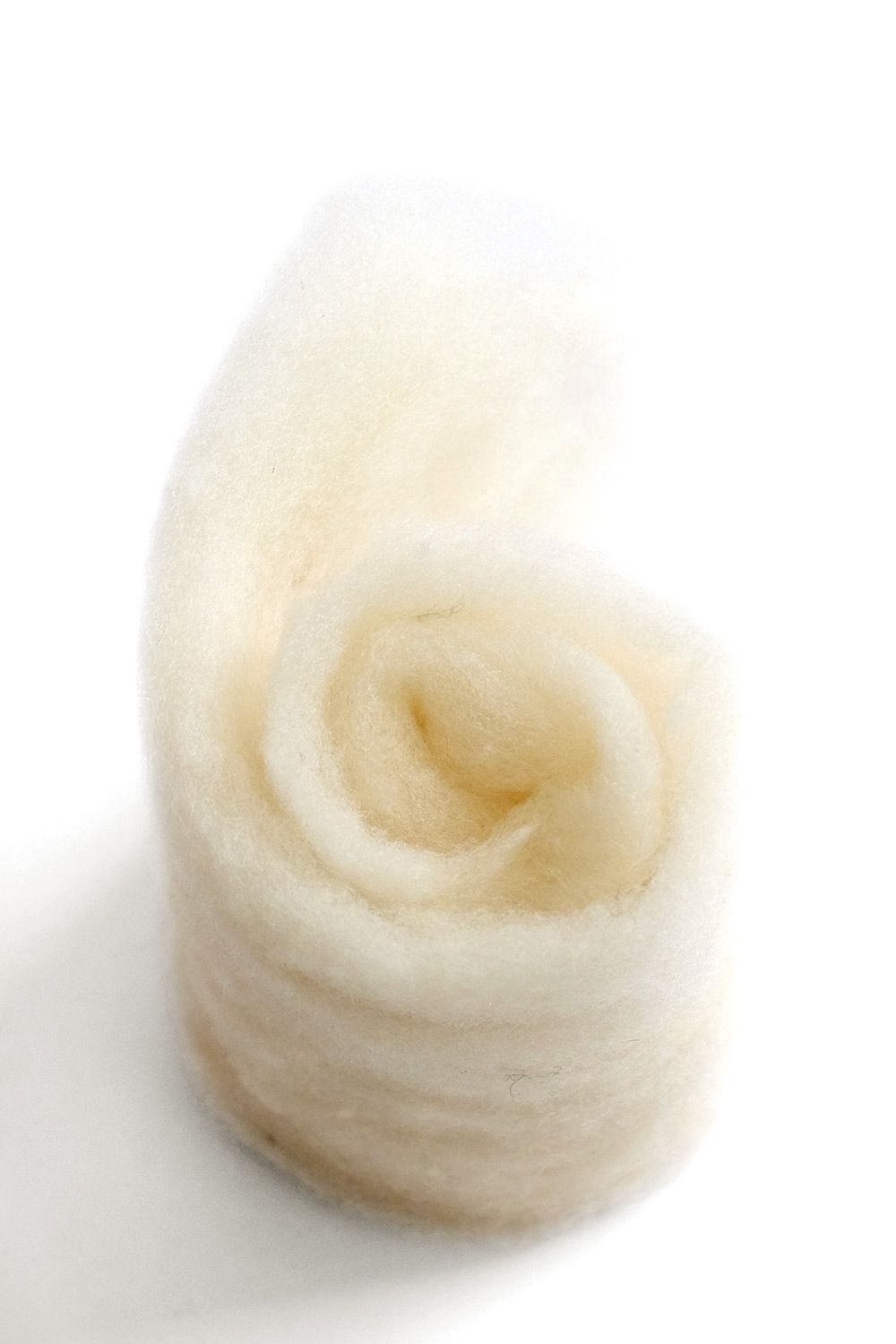 Nahaufnahme von aufgerolltem Wanderglück vom Finkhof in 15g Beutel aus bio Wolle (kbT)