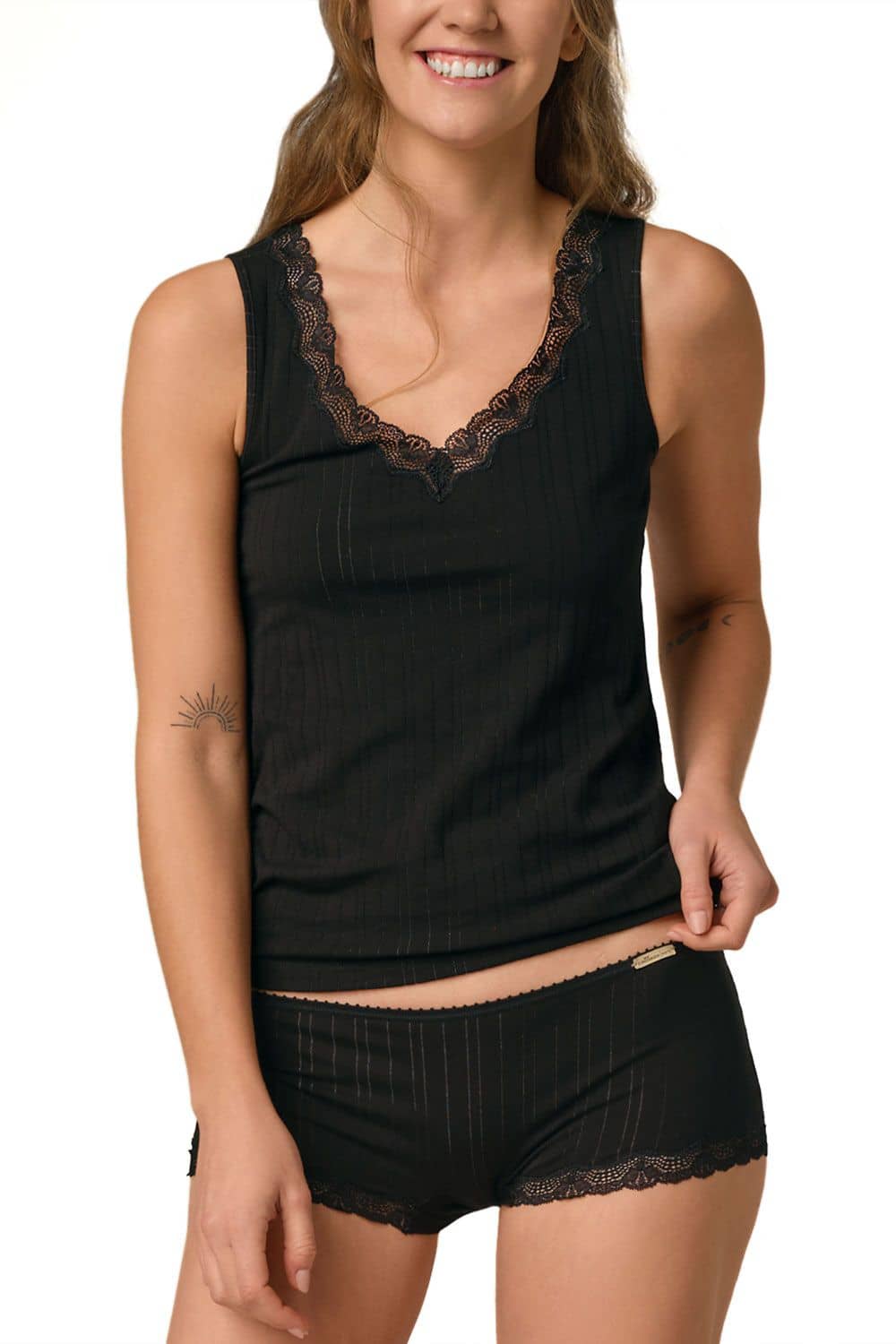 Nahaufnahme eines schwarzen Trägerhemds mit Spitze aus bio Baumwolle (kbA) mit Elasthan und schwarzem Hipster mit Spitze