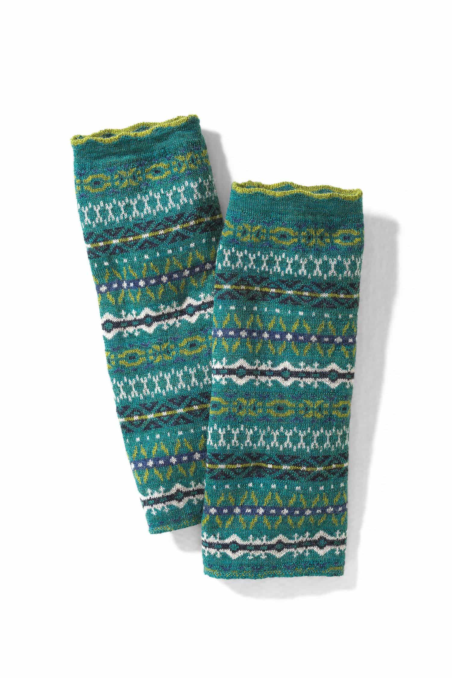 türkise Beinstulpen mit nordischem Muster aus bio Wolle (kbT), Freisteller