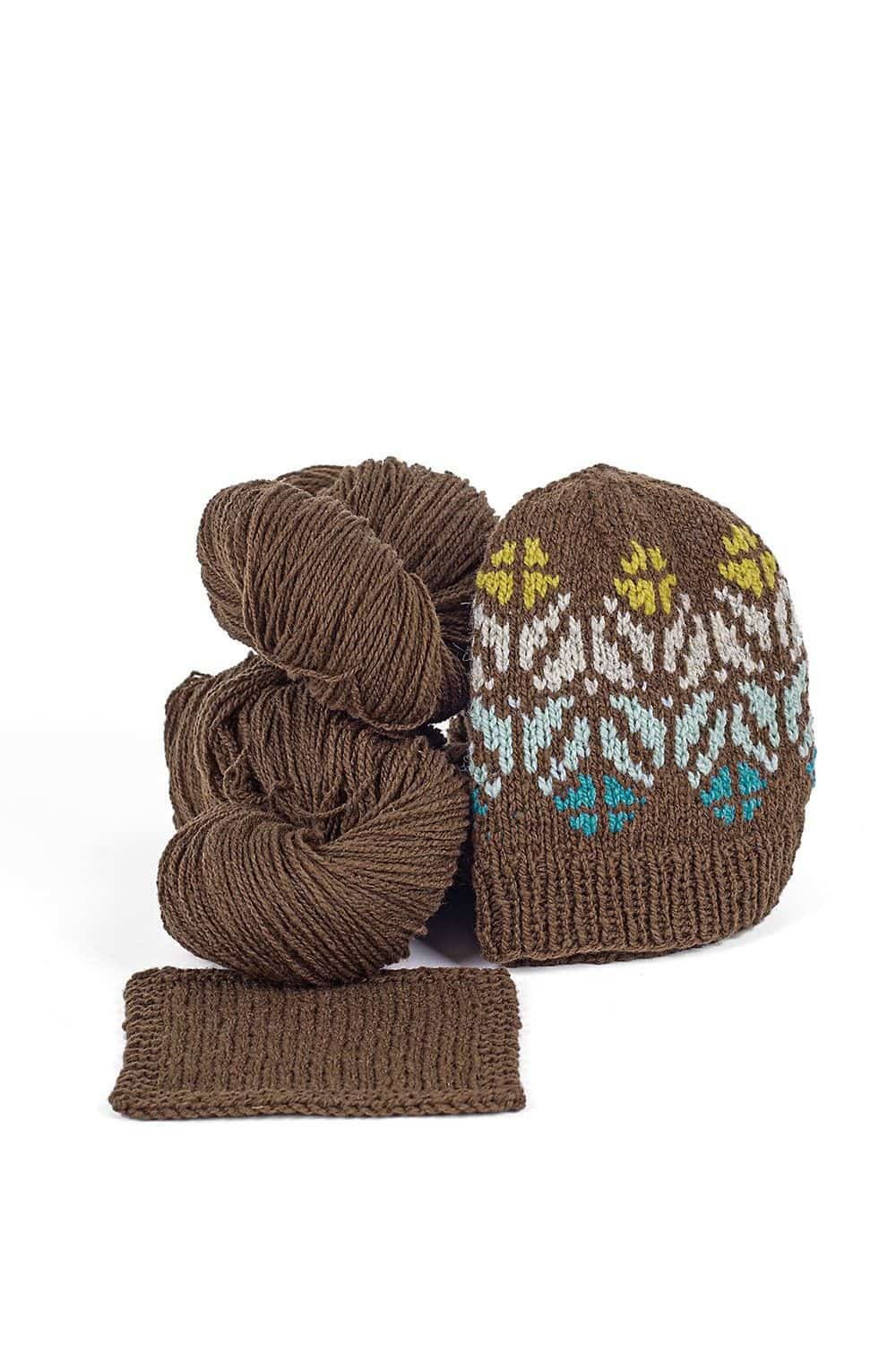 dünne braune Finkhof Merinowolle aus bio Wolle (kbT) als Strang mit Mütze daneben