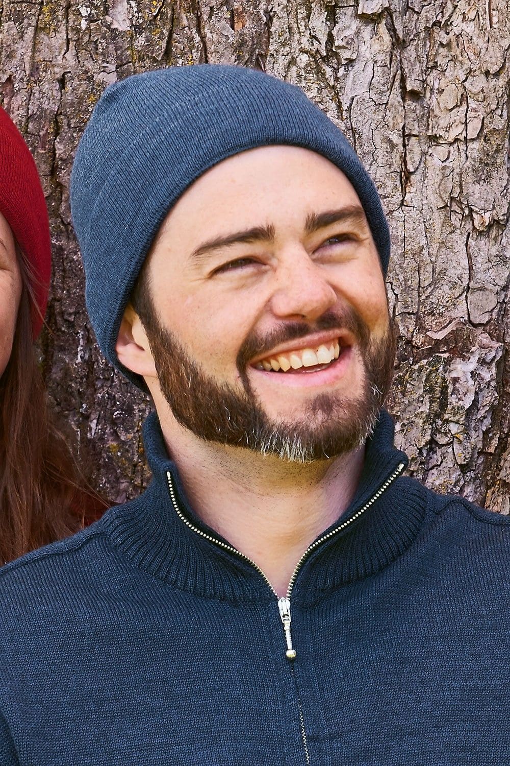 Mann trägt blaue Jacke und jeansblaue leichte Mütze aus bio Wolle (kbT) und bio Baumwolle (kbA) vom FInkhof