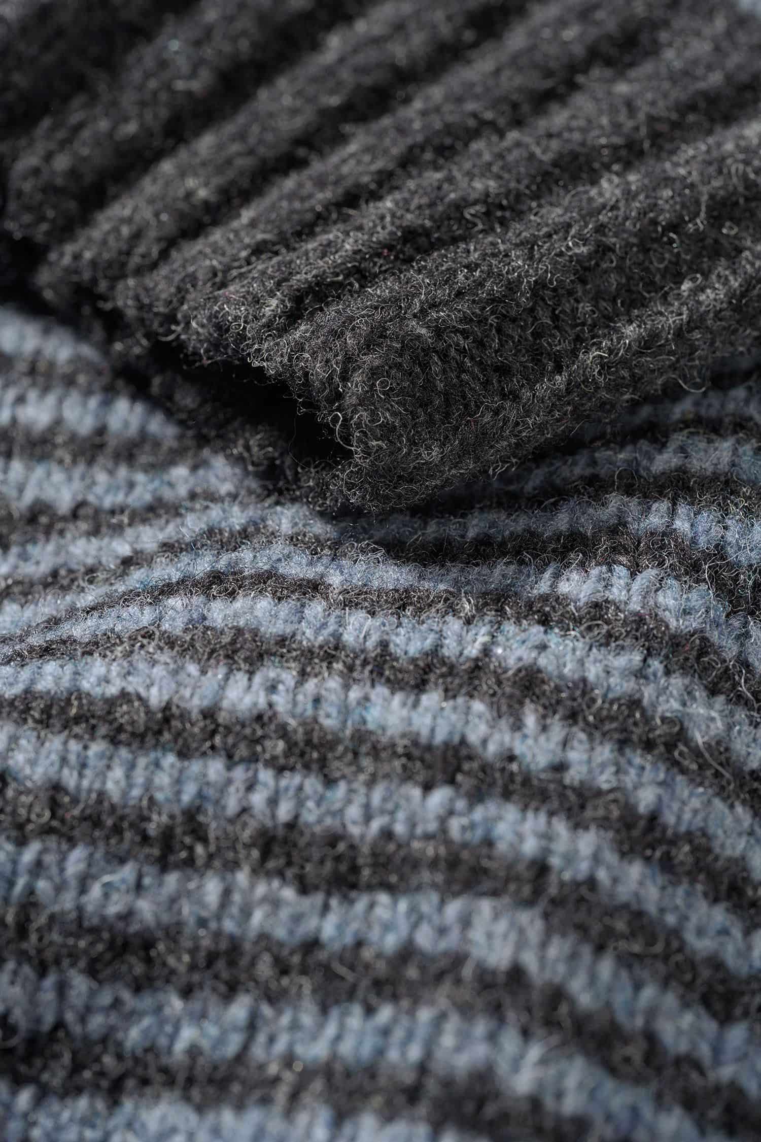 Nahaufnahme vom Strickmuster des rauchblauen Streifenpullis aus bio Wolle (kbT) vom Finkhof