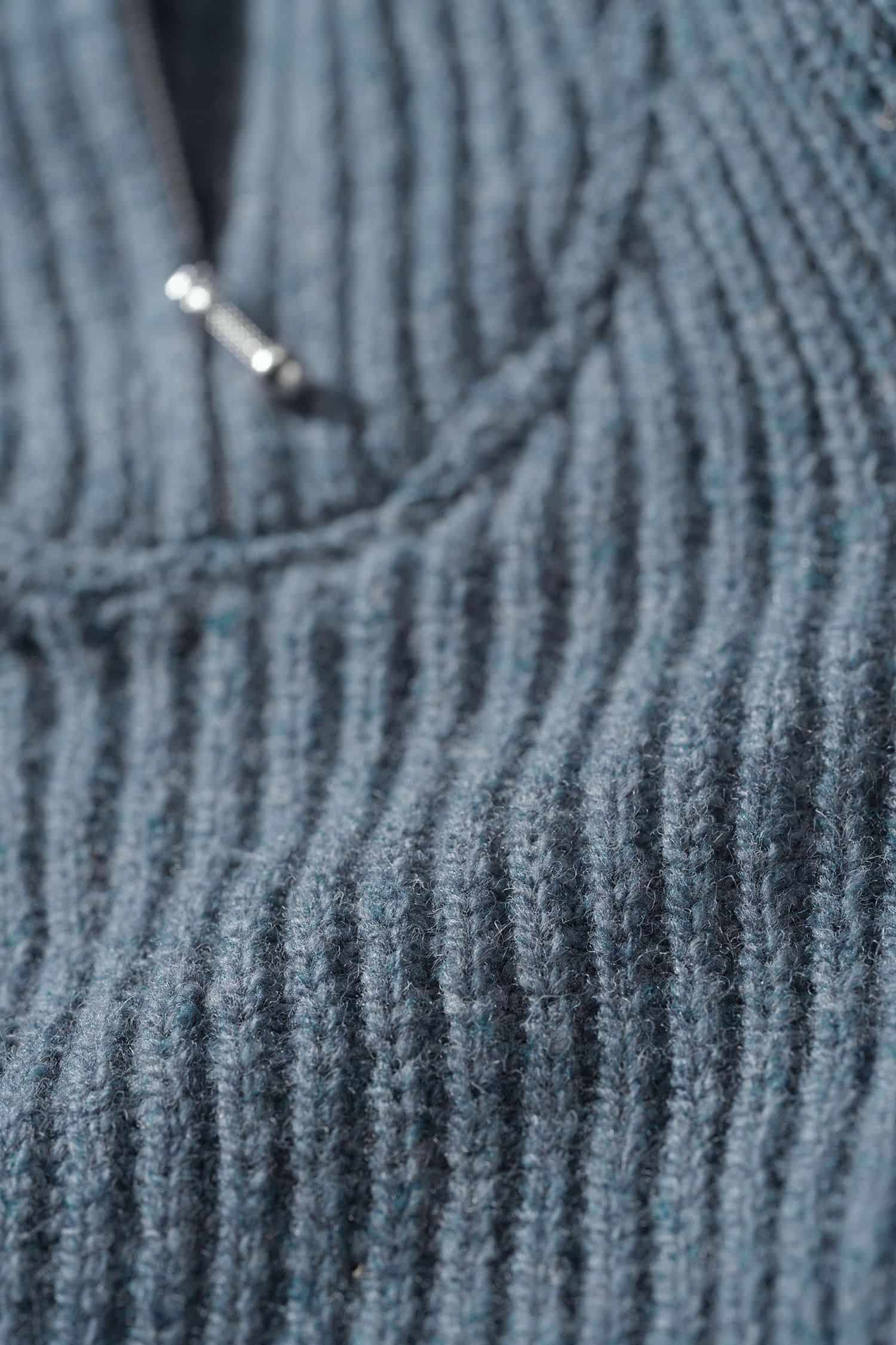 Nahaufnahme der Struktur des rauchblauen Finkhof Troyers aus bio Wolle (kbT)