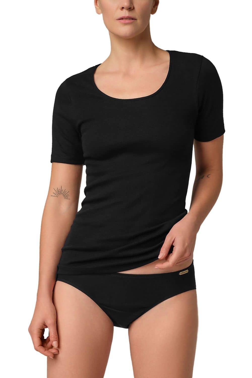 Frontansicht von Model mit schwarzem Slip und Kurzarmshirt aus bio Baumwolle (kbA)