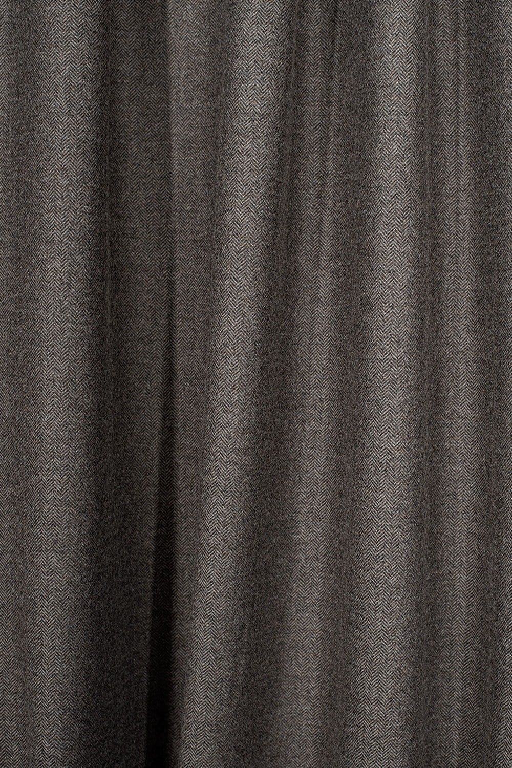 hängende Stoffbahn von braunmeliertem Fischgrat Loden aus bio Wolle (kbT) vom Finkhof