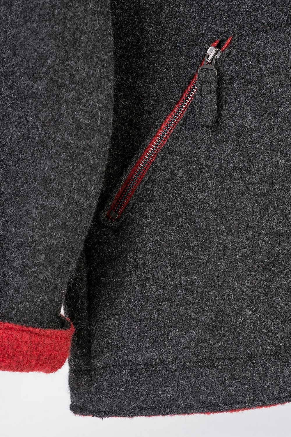 Detailaufnahme vom roten Reißverschluss der grauen Jacke aus bio Wolle (kbT) vom Finkhof