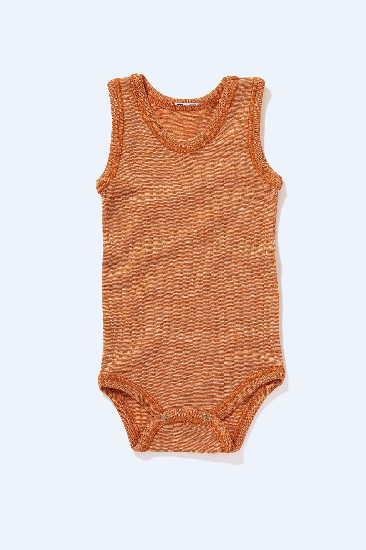 Orangemelierter Babybody aus Bio-Baumwolle, Bio-Merinowolle und Seide, Freisteller