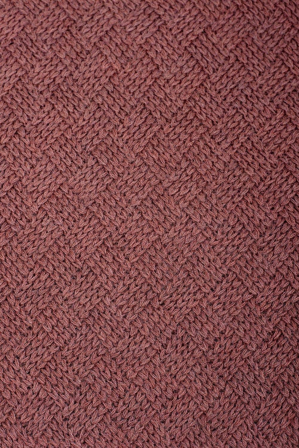 Detailaufnahme der Struktur des altrosa Pullovers aus bio Wolle (kbT)