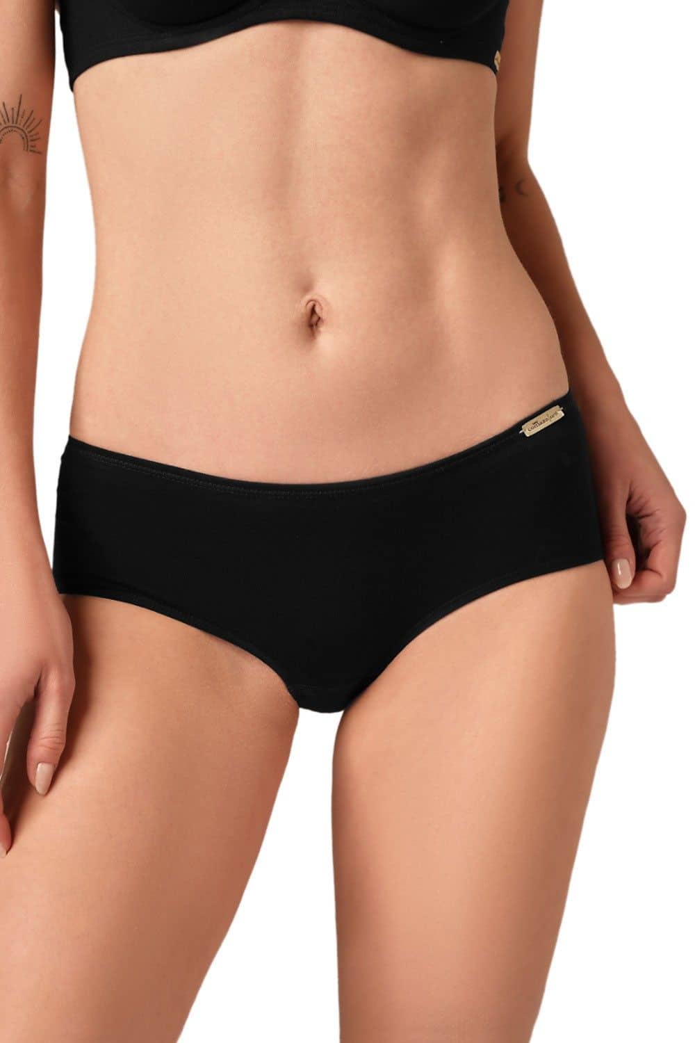 Frontansicht von Model mit schwarzer Panty aus bio Baumwolle (kbA) und Elasthan