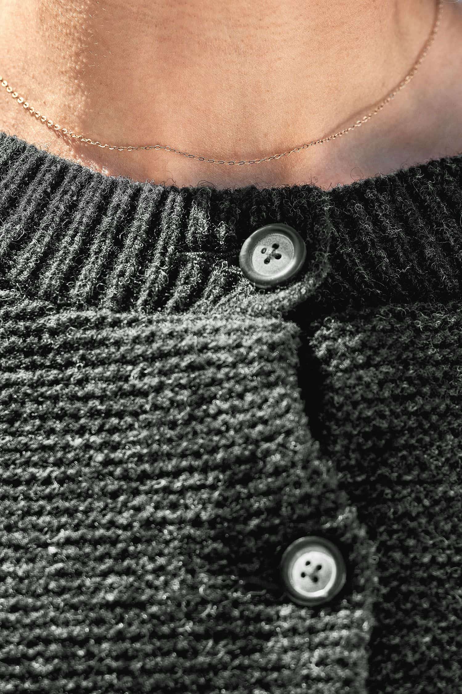 Detailaufnahme der Knöpfe der anthrazitgrauen Finkhof Damenstrickjacke aus bio Merinowolle (kbT)
