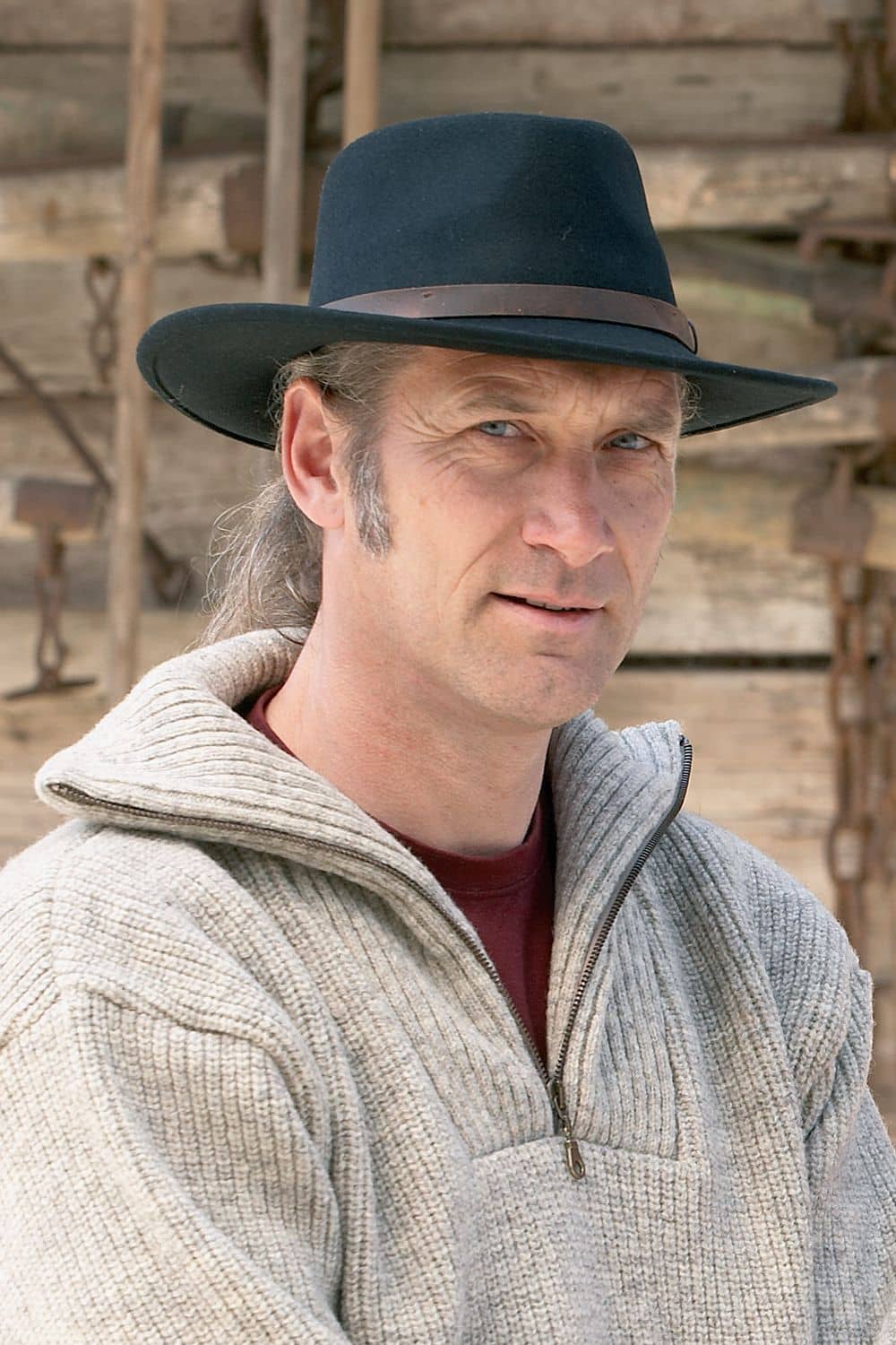 Walkhut schwarz Gr. 59 Mann mit graum Troyer trägt schwarzen Walkhut