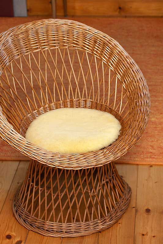 Stuhlauflage relugan-gegerbt gelblich rund 35 cm Ø runde gelbe Stuhlauflage aus relugan gegerbtem Schaffell in braunem Korbstuhl