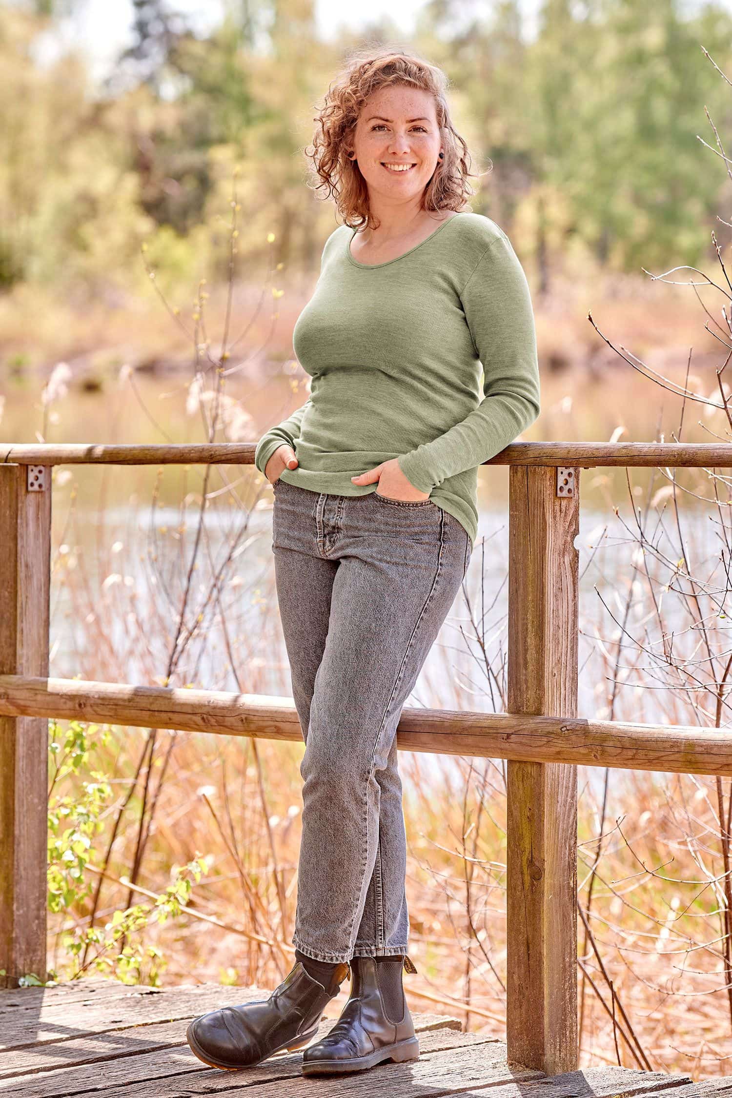 Baumwolle-Wolle-Seide Damen-Langarmshirt grün Gr. L Frau mit grauer Jeans trägt grünes Langarmshirt aus bio Wolle (kbT), bio Baumwolle (kbA) und Seide