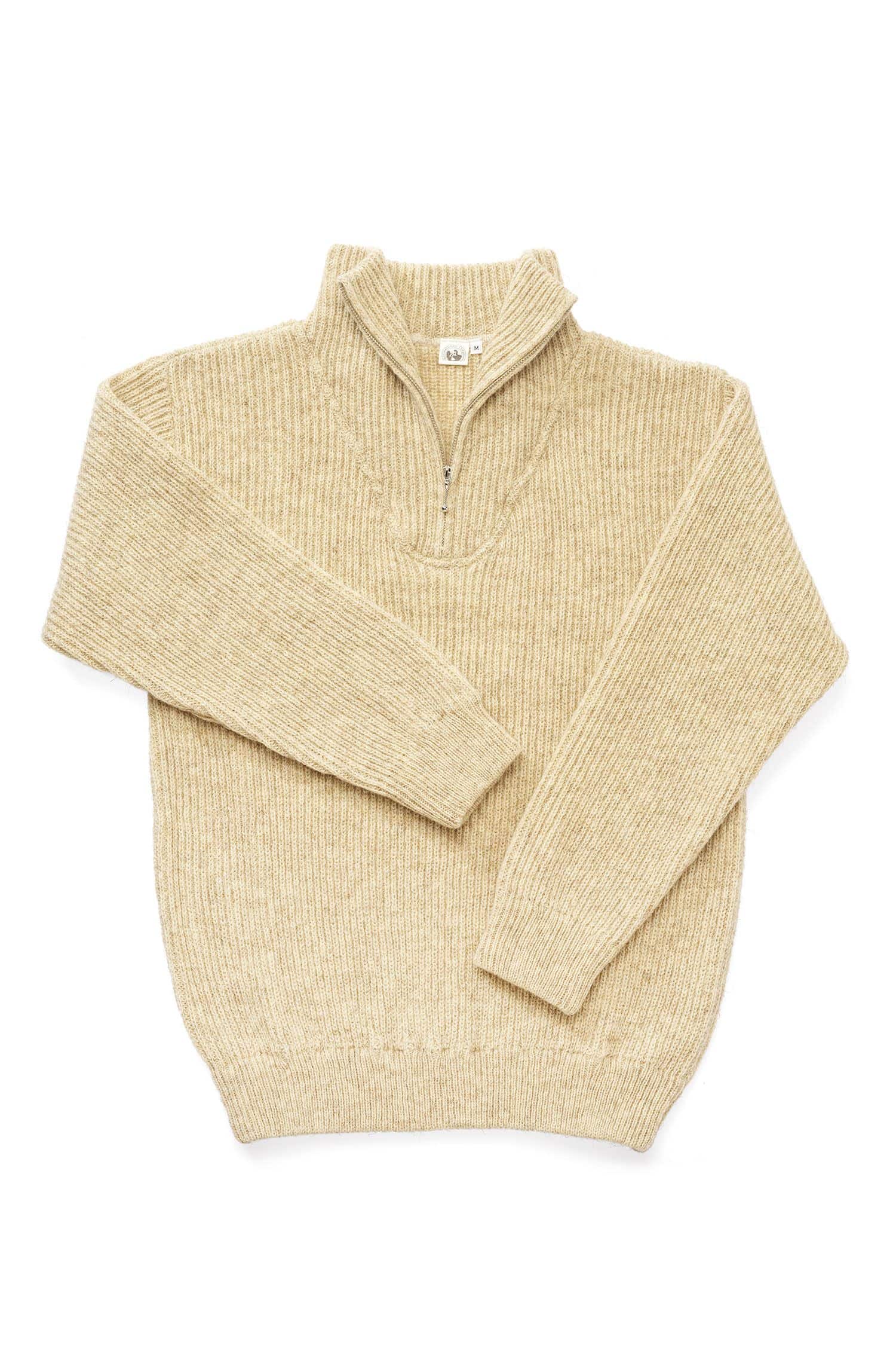 beiger Finkhof Troyer aus bio Wolle (kbT) vom Fuchsschaf, Freistellermit offenem Reißverschluss