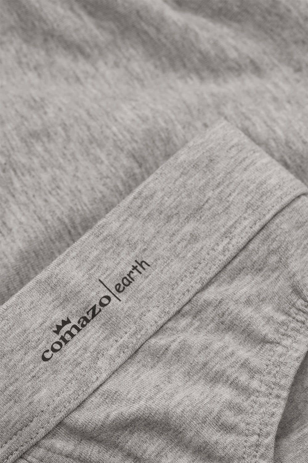 Detailaufnahme vom Druck des Firmennamens auf hellgraumelierter Unterhose aus bio Baumwolle (kbA) und Elasthan