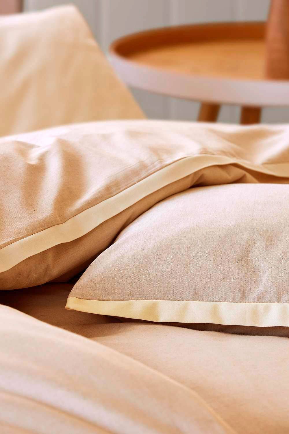 Nahaufnahme von ungefärbter Bettwäsche aus bio Baumwolle (kbA)