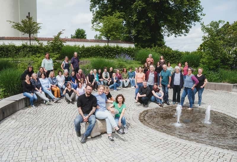 Finkhof Team auf dem Schafplatz vor der Kirche in Arnach
