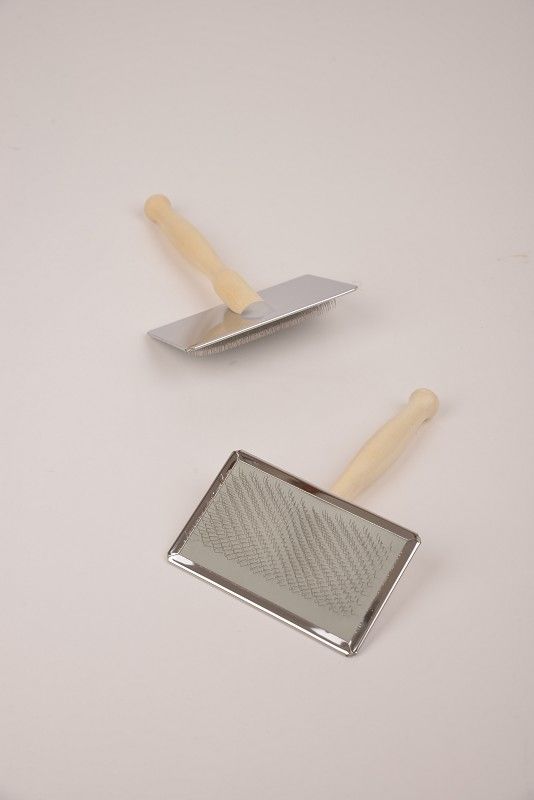 Fellpflegebürste mit Holzgriff von unten und oben zu sehen auf hellem Untergrund