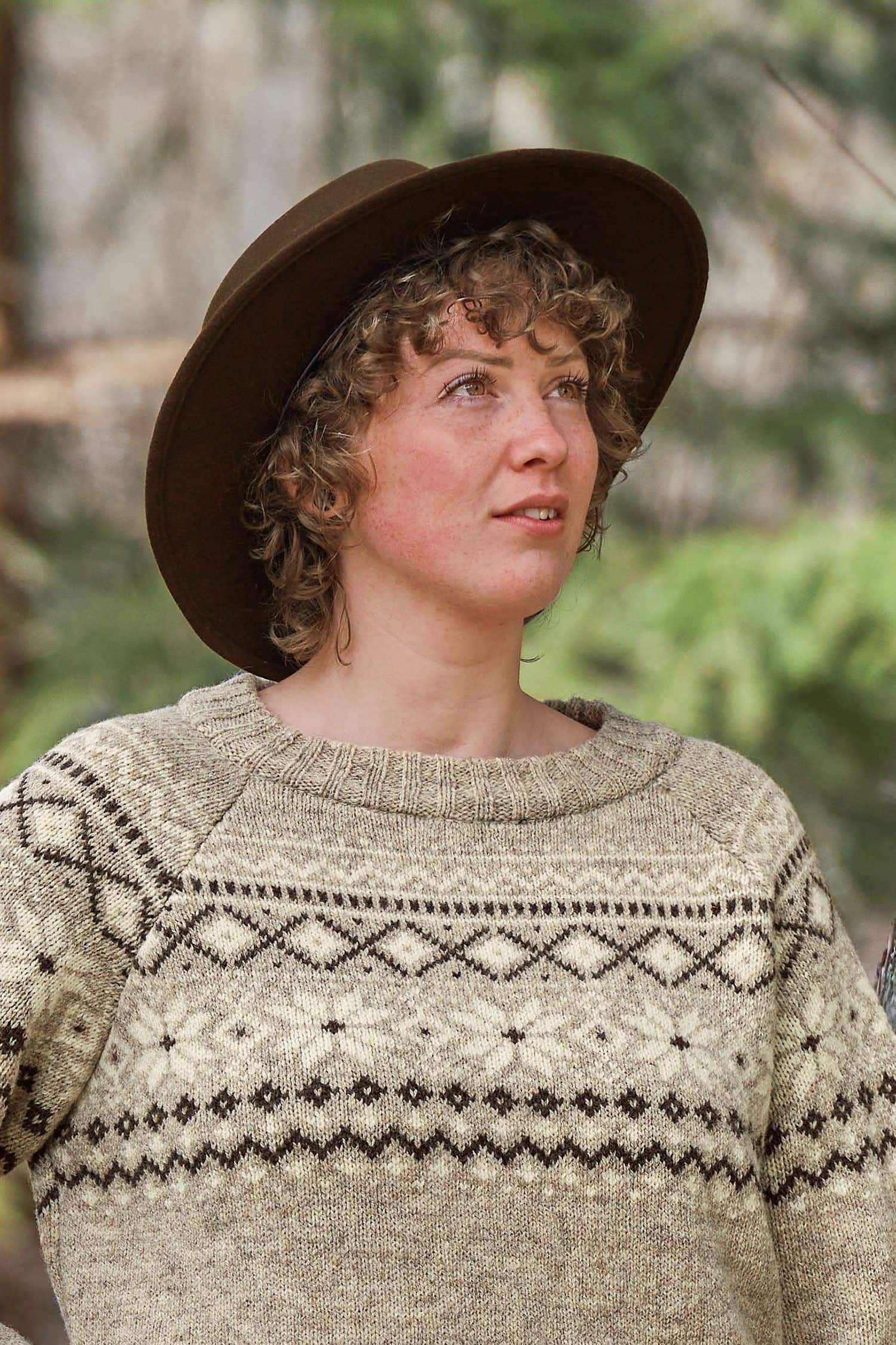 Frau mit beigem Norwegerpzlli trägt dunkelbraunen Walkhut