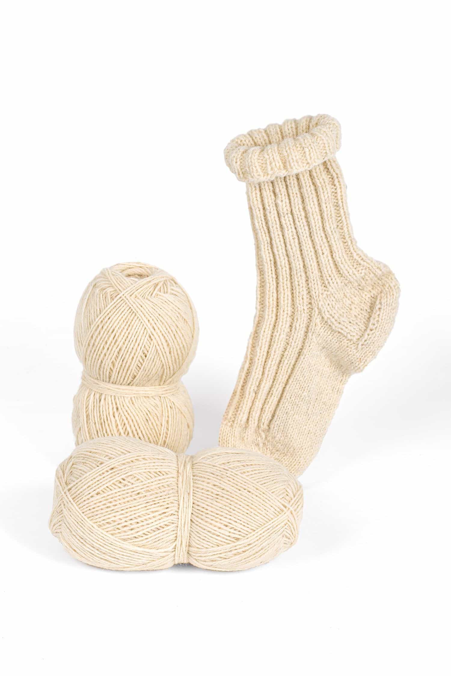 Finkhof Sockenwolle naturweiß naturweiße Finkhof Sockenwolle aus bio Wolle (kbT) mit Knäulen und fertiger Stricksocke