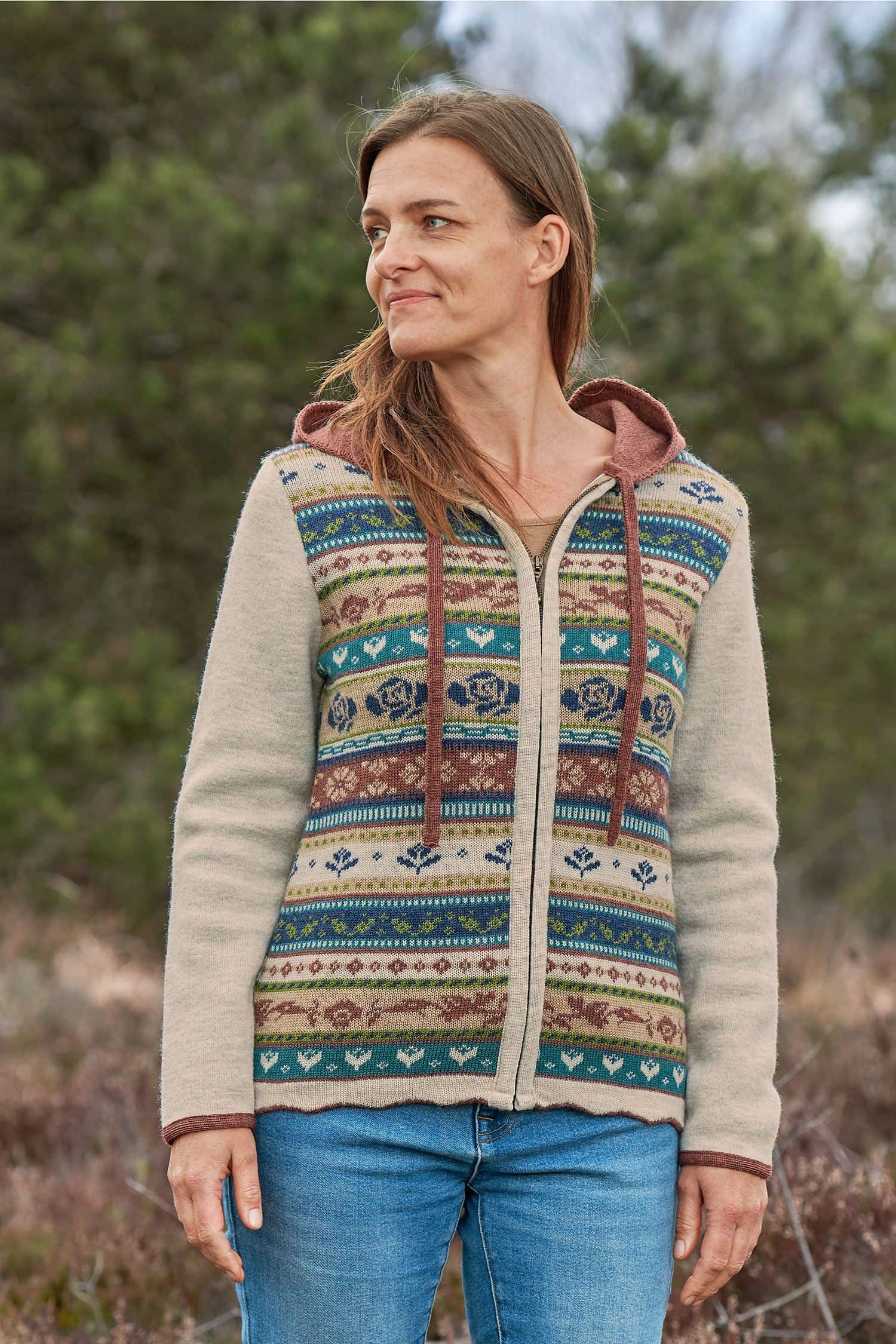 Frau steht mit Jeans und gemusterter Jacke Jolanda aus bio Wolle (kbT) in der Natur