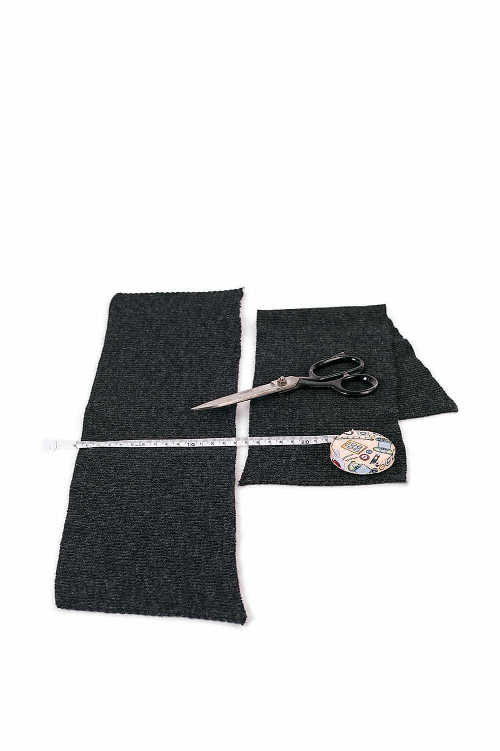 Strickbund (kbT) anthrazit Finkhof Strickbund anthrazit aus kontrolliert biologischer Schurwolle, Bild mit Maßband und Schere