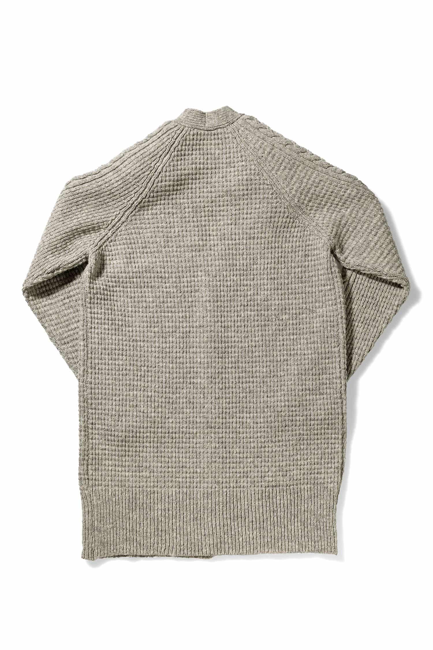 hellgrauer langer Cardigan mit Zopfmuster aus bio Wolle (kbT) vom Finkhof, Freisteller von hinten