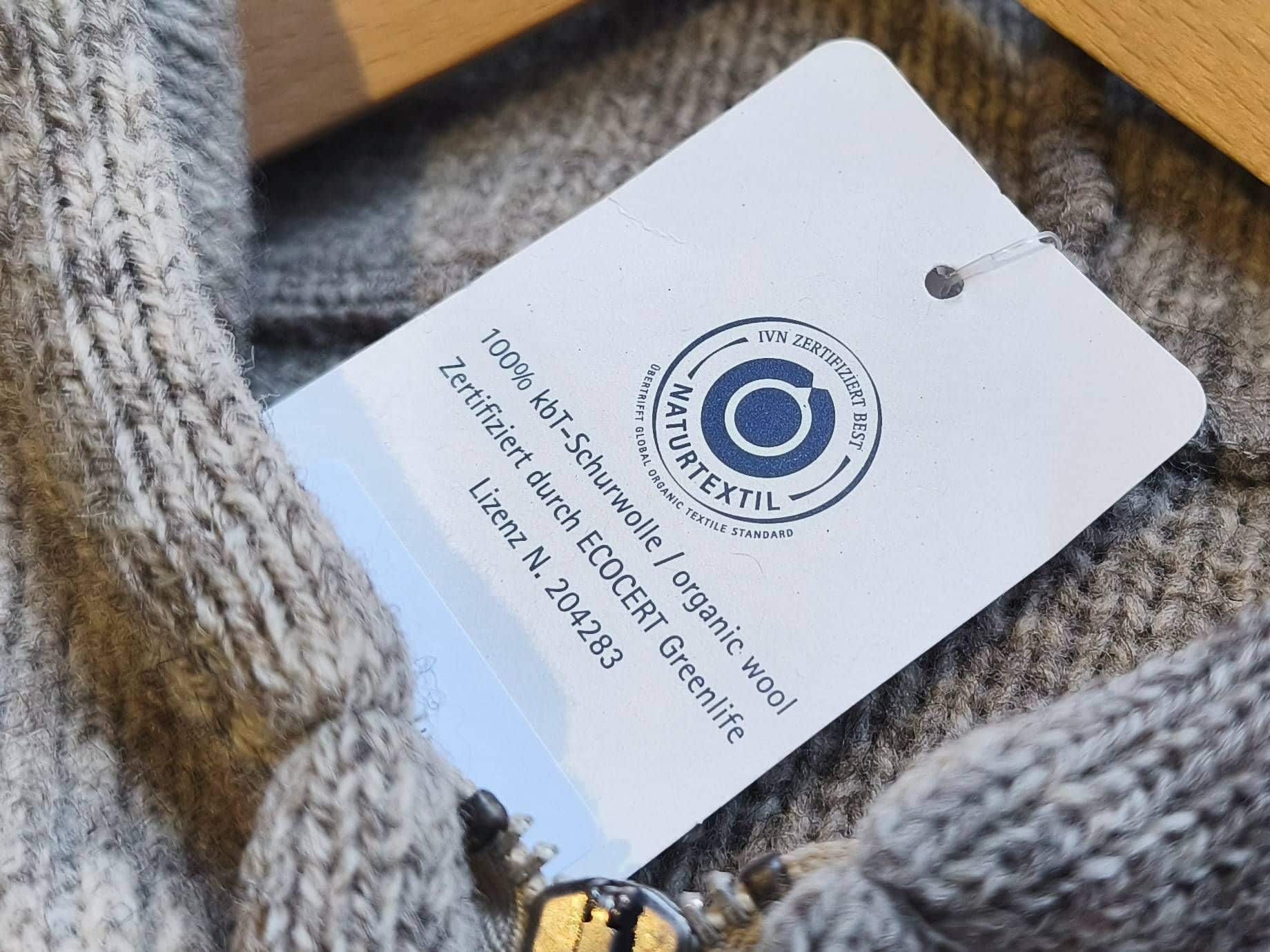 Grau melierte Finkhof IVN BEST Kleidung mit Naturtextil Etikett und Zertifizierungsnummer