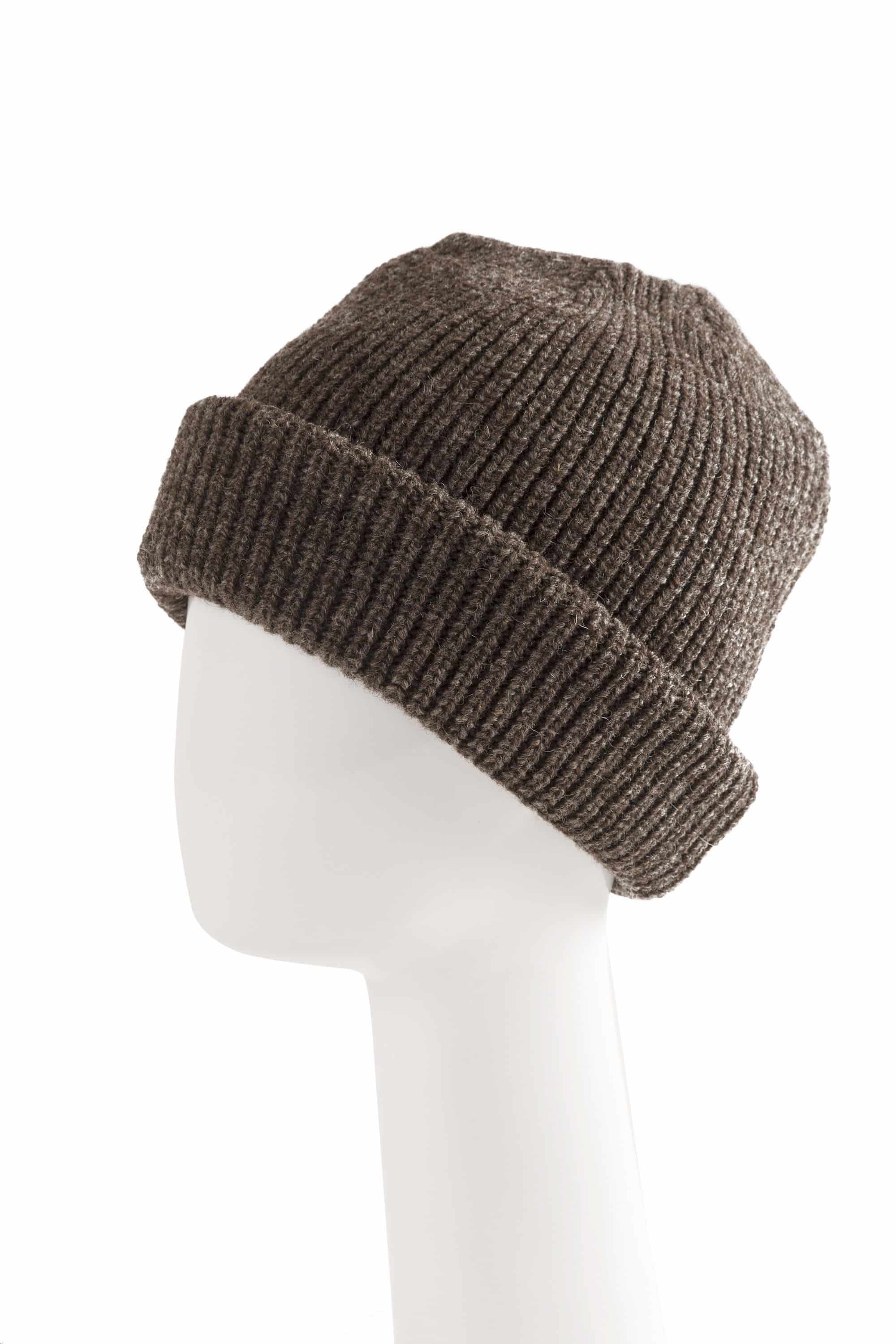 braune Finkhof Mütze aus bio Wolle (kbT) als Beanie auf einem Puppenkopf