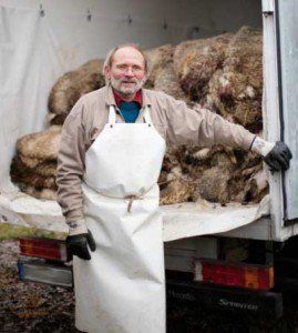 felle-versand5cee5121511c4 Finkhof Felle beim Versand in LKW mit Mann davor
