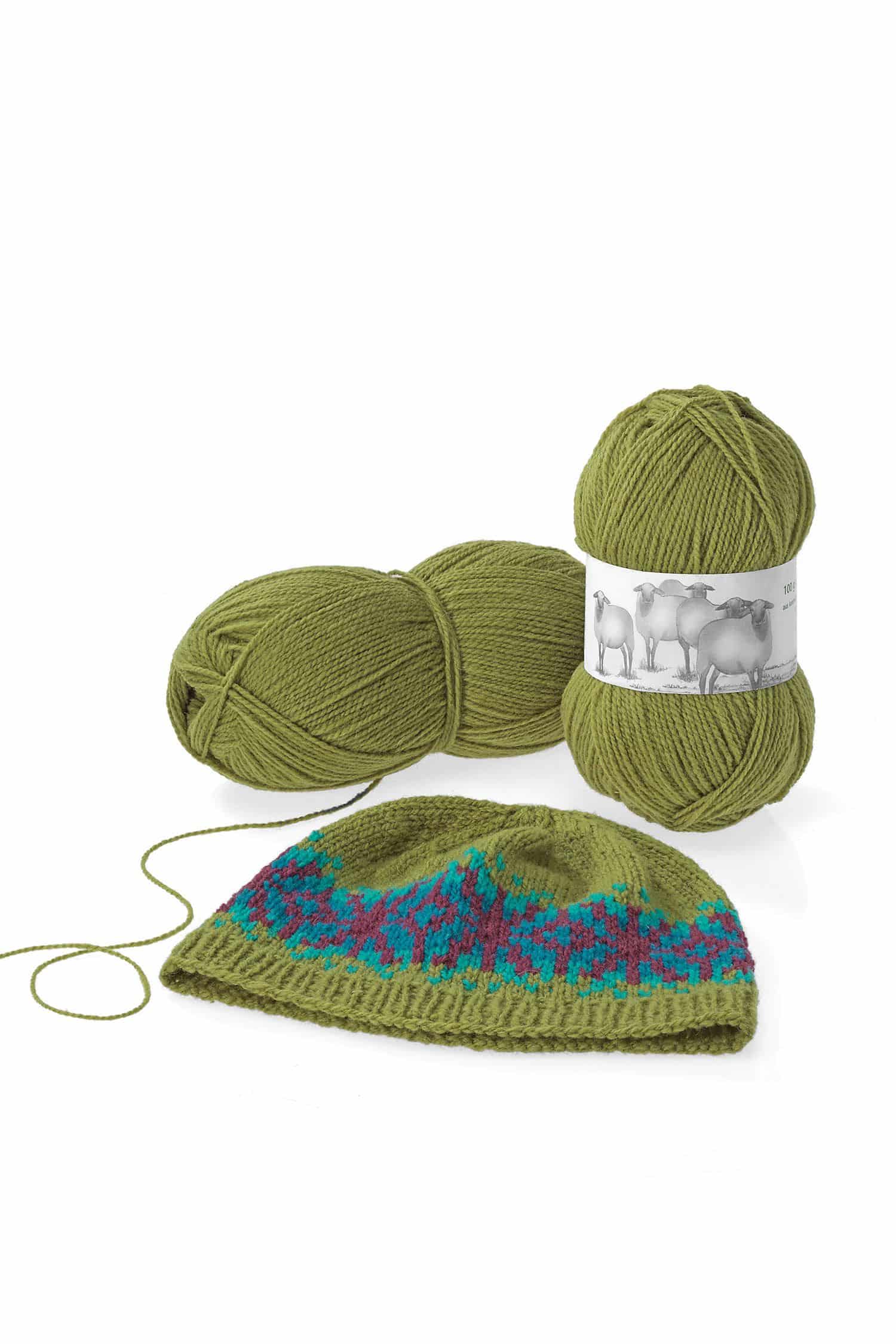 dünne Finkhof Merinowolle aus bio Wolle (kbT) in olivegrün als Knäul mit Strickstück