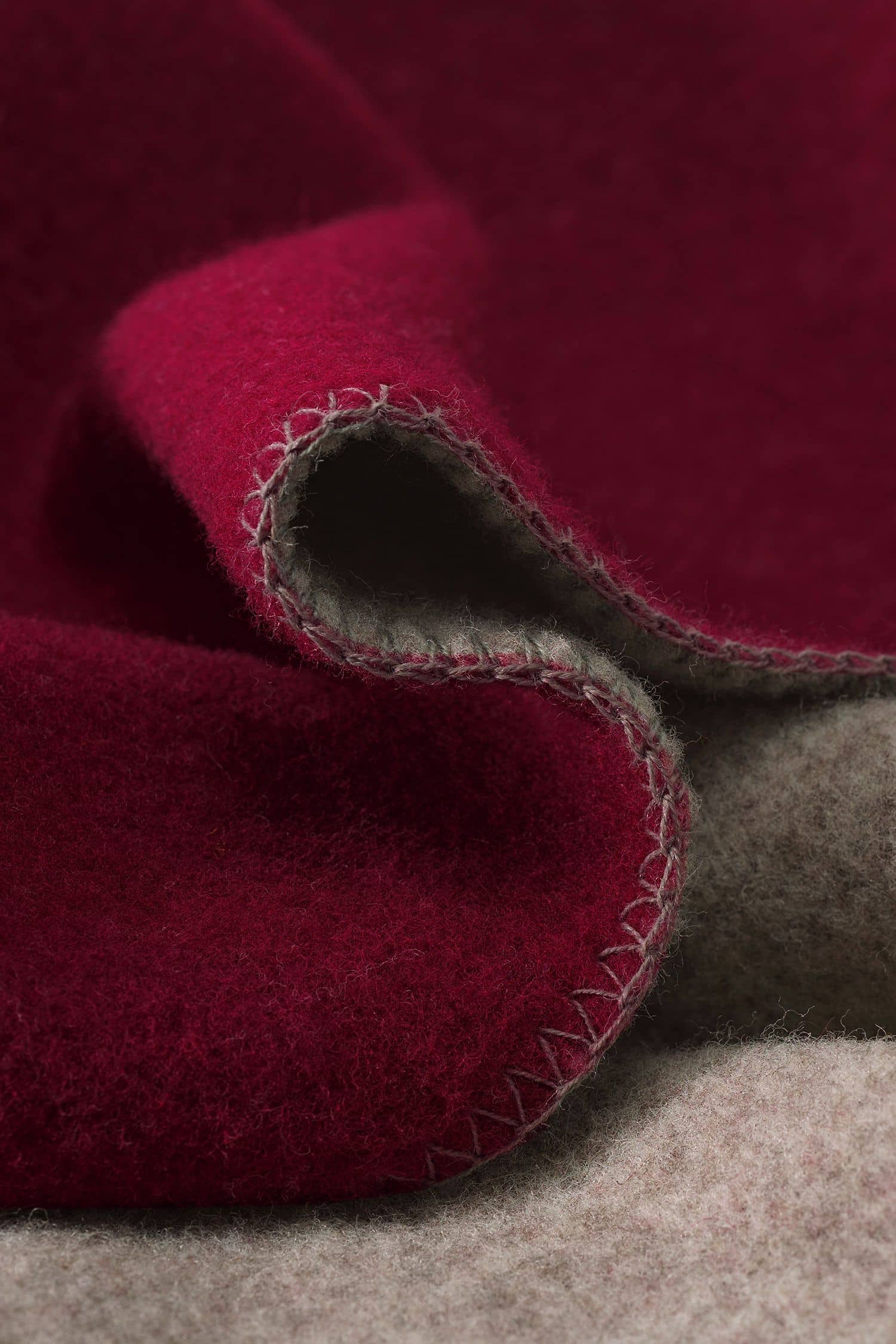 burgunderrote/ graue Finkhof Doubleface Wolldecke aus bio Wolle (kbT) vom Merinolandschaf, Nahaufnahme
