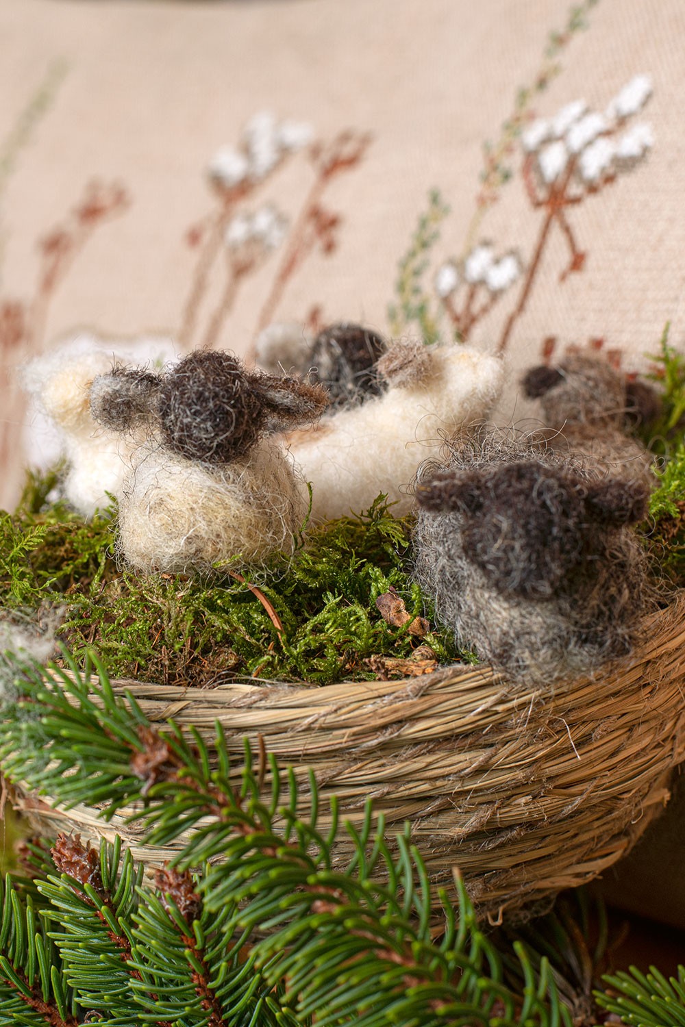 Schäfchen in Mooskorb als Projektbeispiel für die beige Finkhof Bastelwolle