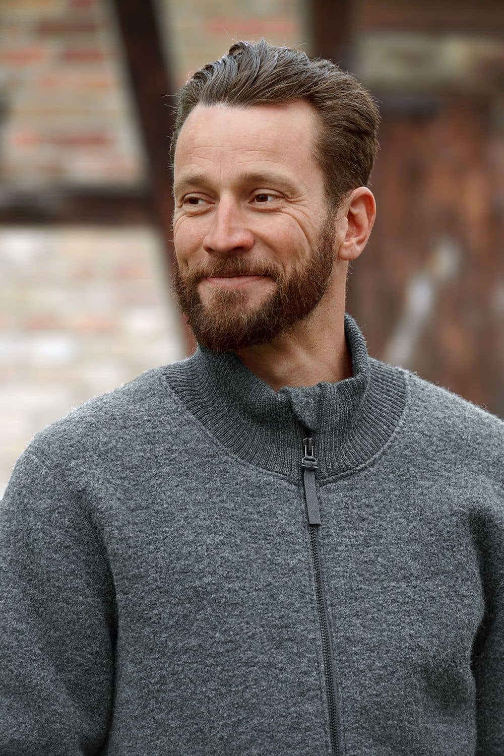 Porträtaufnahme von Mann mit Bart der graue Finkhof Jacke Toni aus bio Schurwolle (kbT) trägt